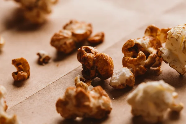 ışık kağıt üzerinde tatlı karamelli patlamış mısır yakın çekim