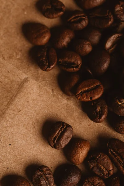 ışık kağıt üzerinde koyu kahve çekirdekleri yakın çekim