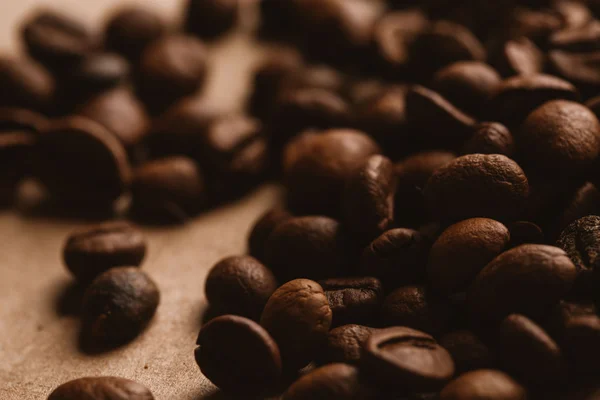 ışık kağıt üzerinde koyu kahve çekirdekleri yakın çekim