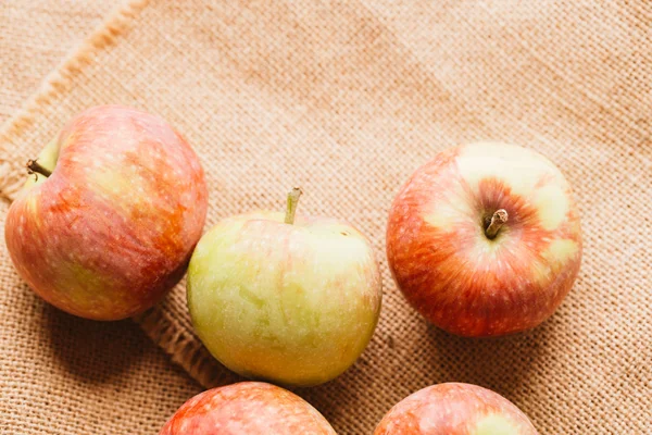 arka plan çuval bezi üzerinde birkaç taze kırmızı elma