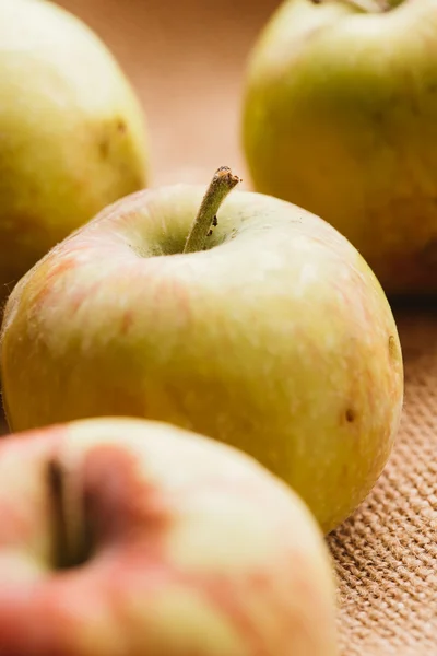 arka plan çuval bezi üzerinde birkaç taze kırmızı elma