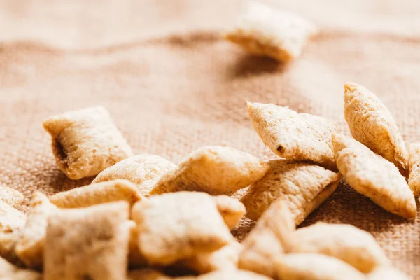 Mısır gevreği yastıklar üzerinde çul arka plan doldurarak çikolata ile