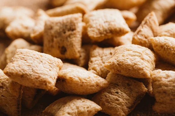 Mısır gevreği yastıklar üzerinde çul arka plan doldurarak çikolata ile