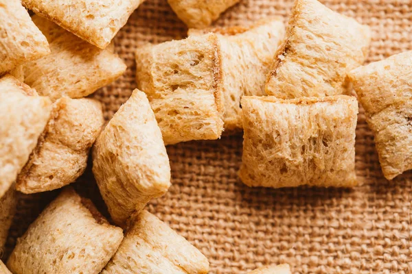 Mısır gevreği yastıklar üzerinde çul arka plan doldurarak çikolata ile