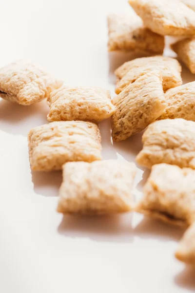 Mısır gevreği yastıklar üzerinde beyaz arka plan doldurarak çikolata ile