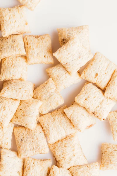 Mısır gevreği yastıklar üzerinde beyaz arka plan doldurarak çikolata ile