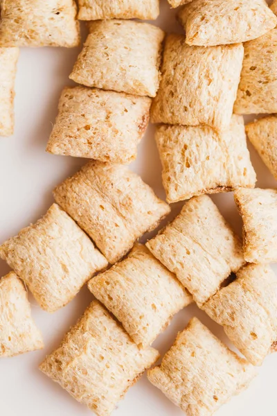 Mısır gevreği yastıklar üzerinde beyaz arka plan doldurarak çikolata ile