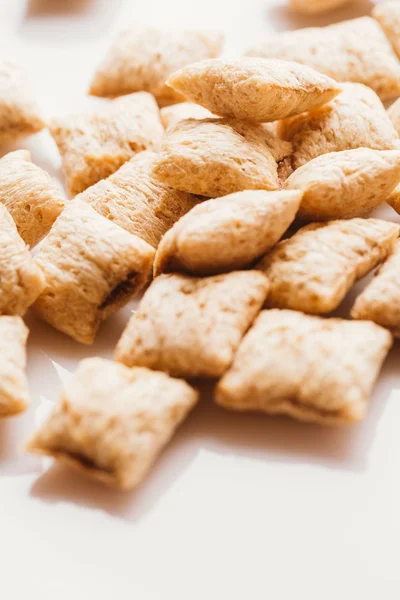 Mısır gevreği yastıklar üzerinde beyaz arka plan doldurarak çikolata ile