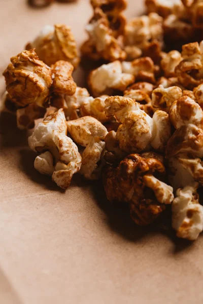 ışık kağıt üzerinde tatlı karamelli patlamış mısır yakın çekim