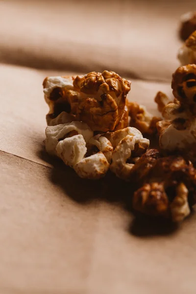ışık kağıt üzerinde tatlı karamelli patlamış mısır yakın çekim