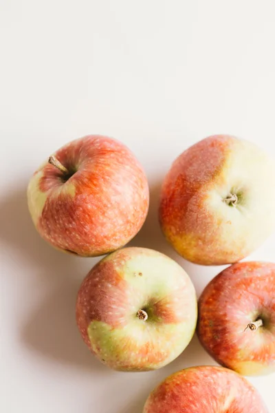 ışık beyaz zemin üzerine taze kırmızı elmalar