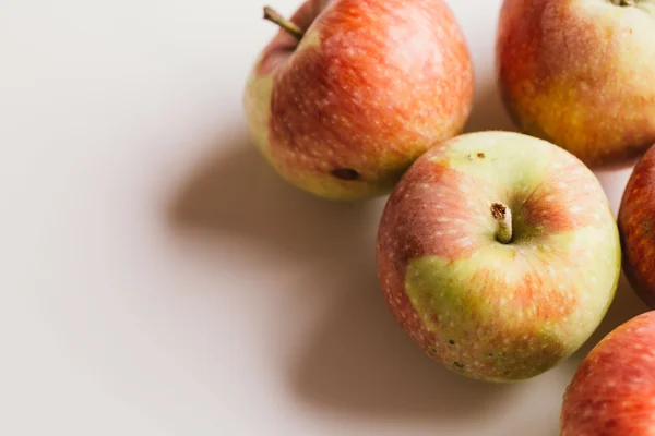 ışık beyaz zemin üzerine taze kırmızı elmalar