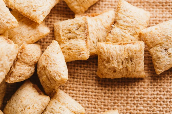 Mısır gevreği yastıklar üzerinde çul arka plan doldurarak çikolata ile