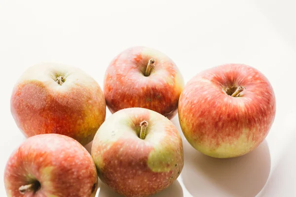 ışık beyaz zemin üzerine taze kırmızı elmalar