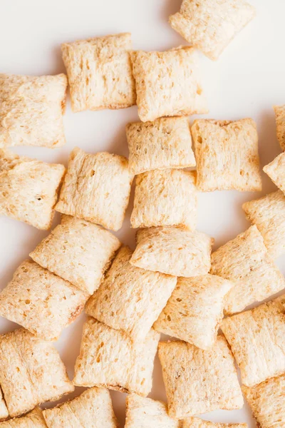 Mısır gevreği yastıklar üzerinde beyaz arka plan doldurarak çikolata ile