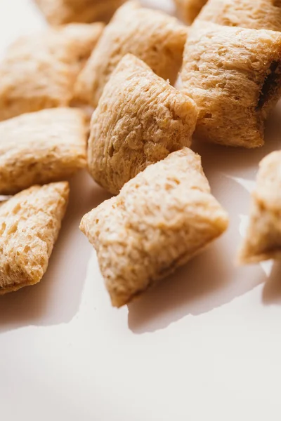 Mısır gevreği yastıklar üzerinde beyaz arka plan doldurarak çikolata ile