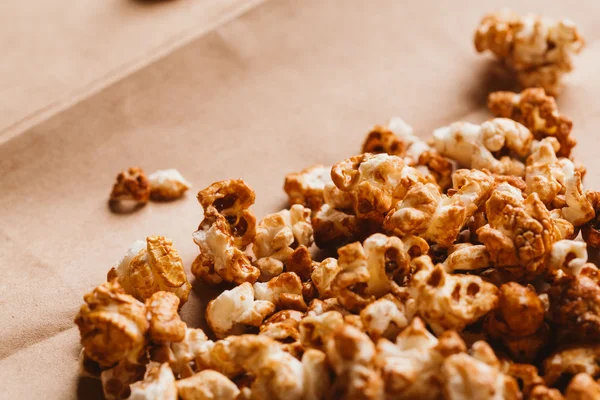 ışık kağıt üzerinde tatlı karamelli patlamış mısır yakın çekim