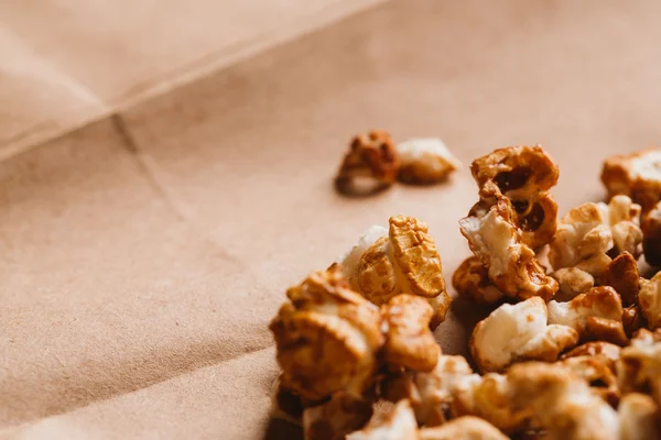 ışık kağıt üzerinde tatlı karamelli patlamış mısır yakın çekim