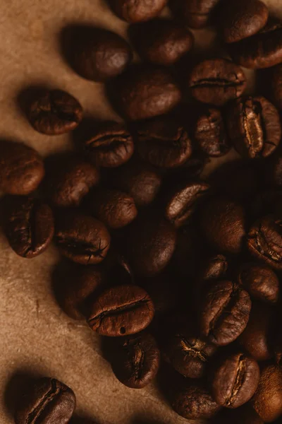 ışık kağıt üzerinde koyu kahve çekirdekleri yakın çekim