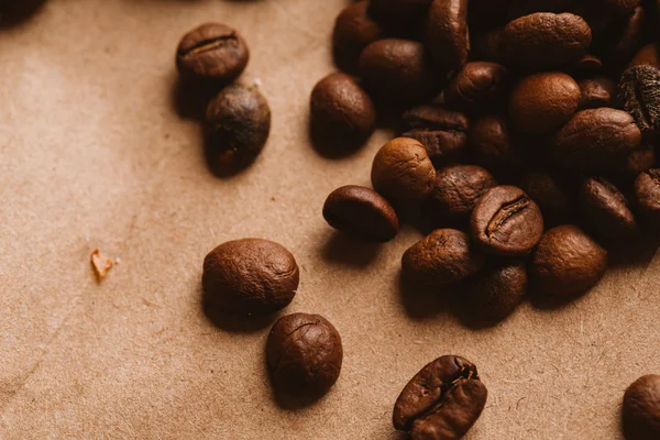 ışık kağıt üzerinde koyu kahve çekirdekleri yakın çekim