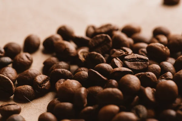 ışık kağıt üzerinde koyu kahve çekirdekleri yakın çekim