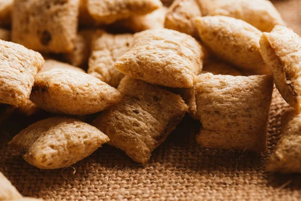 Mısır gevreği yastıklar üzerinde çul arka plan doldurarak çikolata ile