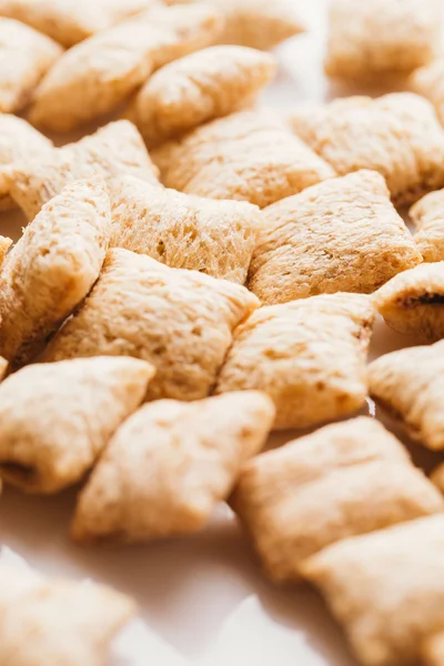 Mısır gevreği yastıklar üzerinde beyaz arka plan doldurarak çikolata ile