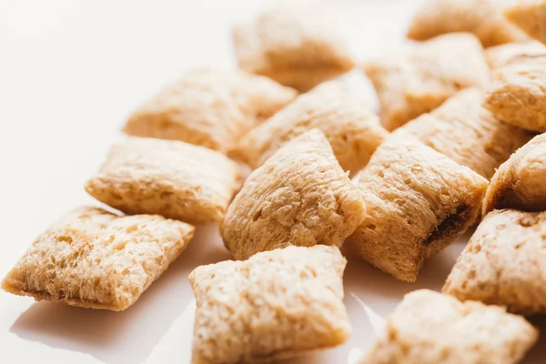 Mısır gevreği yastıklar üzerinde beyaz arka plan doldurarak çikolata ile