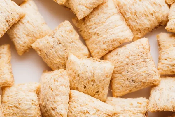 Mısır gevreği yastıklar üzerinde beyaz arka plan doldurarak çikolata ile