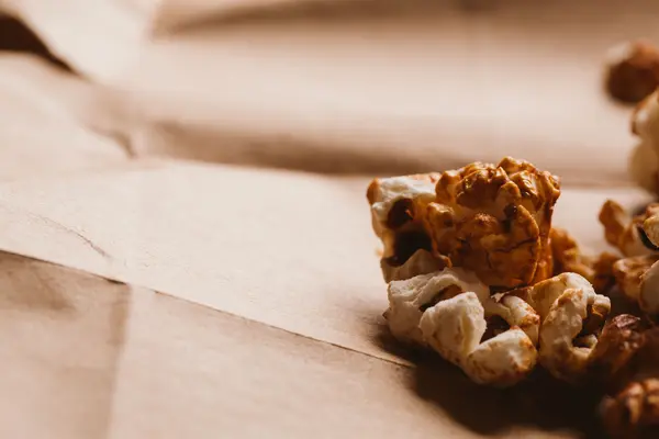 Γκρο πλαν γλυκιά καραμέλα ποπκορν σε ελαφρύ χαρτί — Φωτογραφία Αρχείου