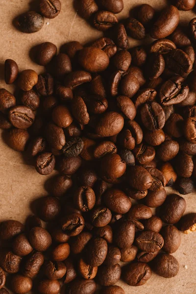 ışık kağıt üzerinde koyu kahve çekirdekleri yakın çekim