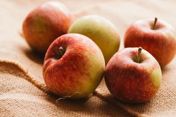arka plan çuval bezi üzerinde birkaç taze kırmızı elma