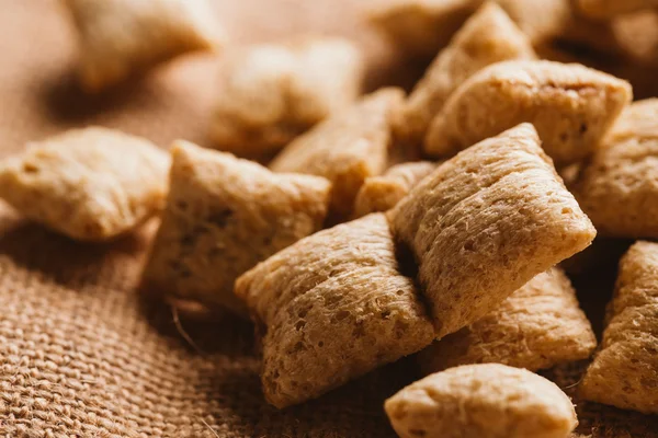 Mısır gevreği yastıklar üzerinde çul arka plan doldurarak çikolata ile