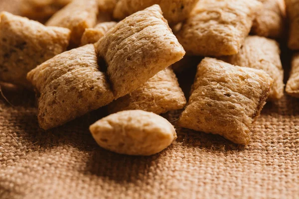 Mısır gevreği yastıklar üzerinde çul arka plan doldurarak çikolata ile