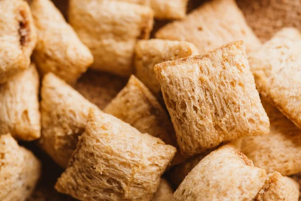 Mısır gevreği yastıklar üzerinde çul arka plan doldurarak çikolata ile