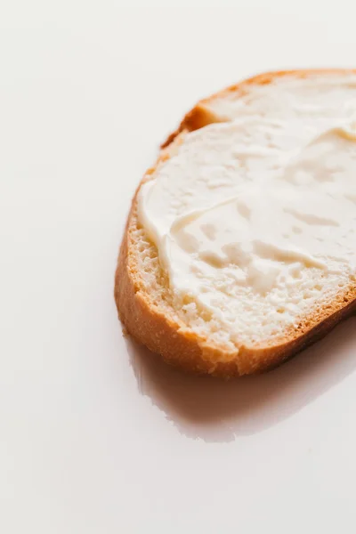 Sandwich mit cremigem geschmolzenem Käse in Nahaufnahme auf hellem Hintergrund — Stockfoto