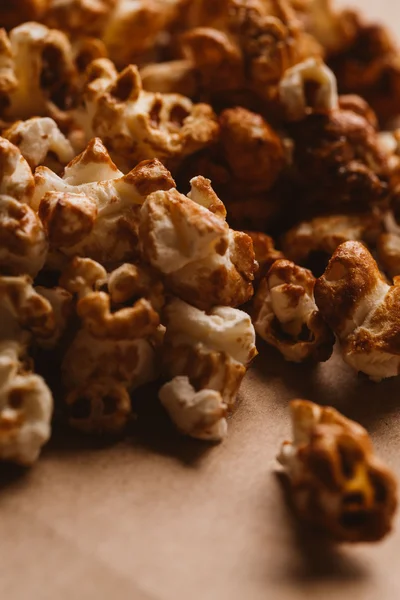 ışık kağıt üzerinde tatlı karamelli patlamış mısır yakın çekim