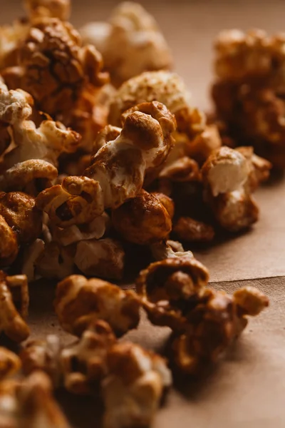 ışık kağıt üzerinde tatlı karamelli patlamış mısır yakın çekim