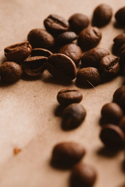 ışık kağıt üzerinde koyu kahve çekirdekleri yakın çekim