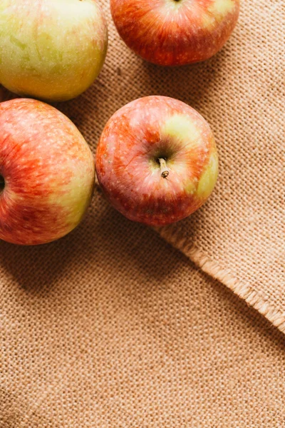 arka plan çuval bezi üzerinde birkaç taze kırmızı elma