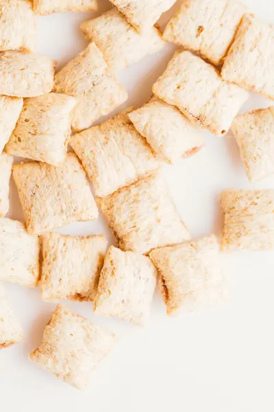 Mısır gevreği yastıklar üzerinde beyaz arka plan doldurarak çikolata ile