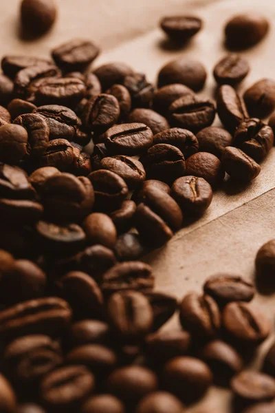 ışık kağıt üzerinde koyu kahve çekirdekleri yakın çekim