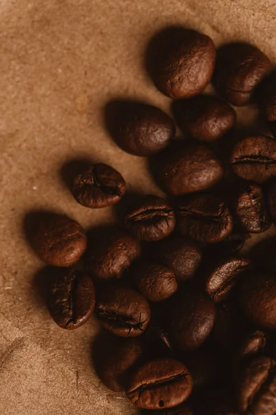 ışık kağıt üzerinde koyu kahve çekirdekleri yakın çekim