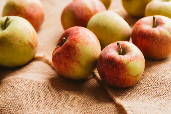 arka plan çuval bezi üzerinde birkaç taze kırmızı elma
