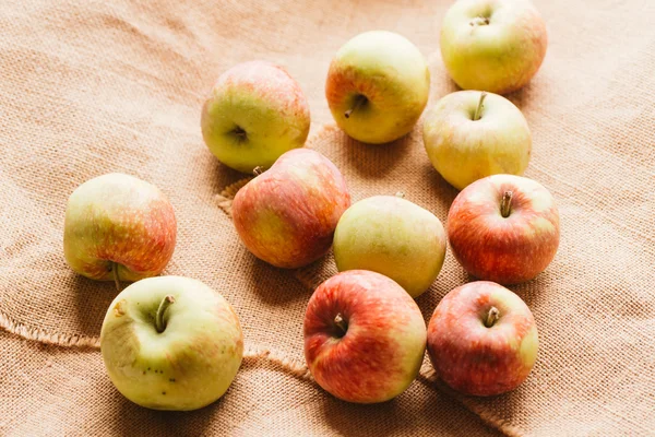 arka plan çuval bezi üzerinde birkaç taze kırmızı elma