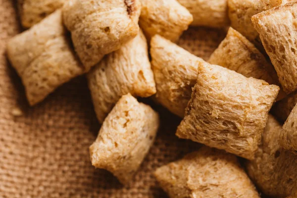 Mısır gevreği yastıklar üzerinde çul arka plan doldurarak çikolata ile