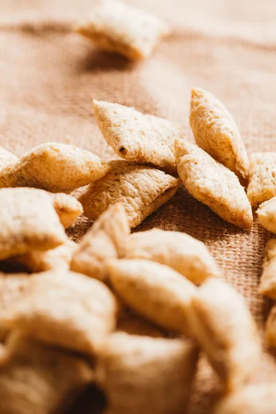 Mısır gevreği yastıklar üzerinde çul arka plan doldurarak çikolata ile