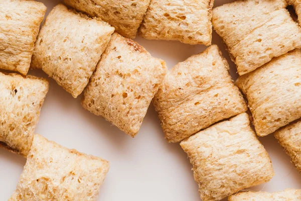 Mısır gevreği yastıklar üzerinde beyaz arka plan doldurarak çikolata ile