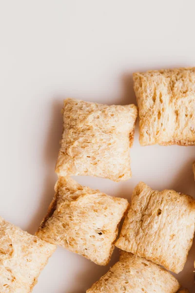 Mısır gevreği yastıklar üzerinde beyaz arka plan doldurarak çikolata ile