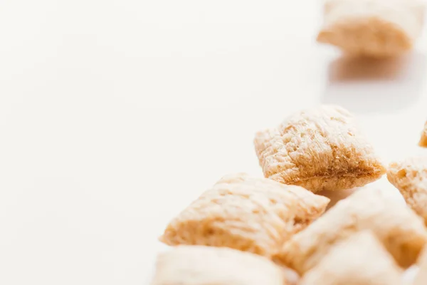 Mısır gevreği yastıklar üzerinde beyaz arka plan doldurarak çikolata ile